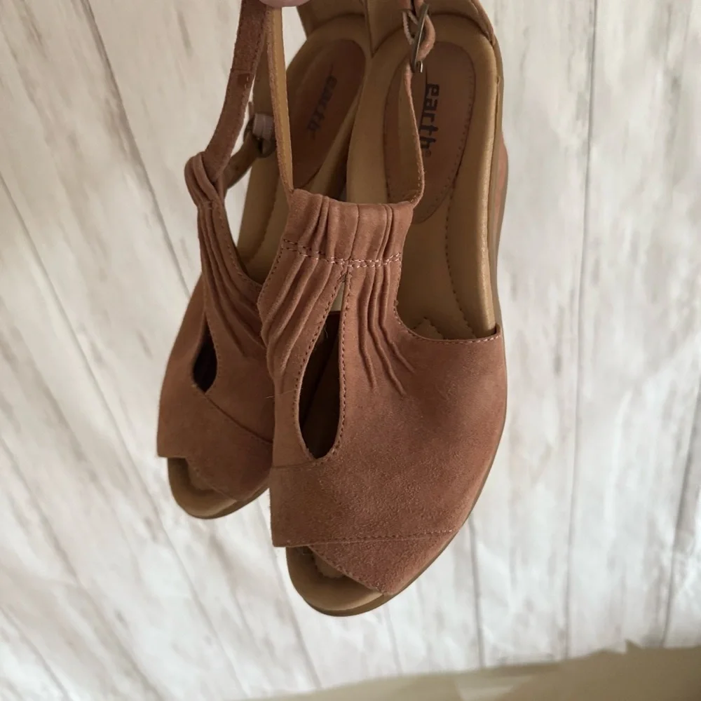 Earth Shoes 8.5 tan peep toe wedge